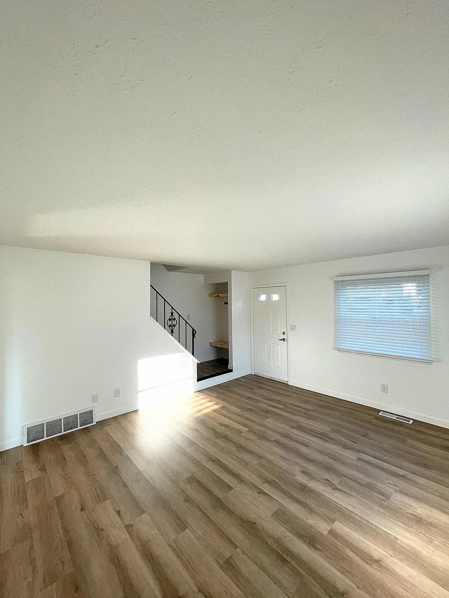 Building Photo - 2551 Maplehurst Dr