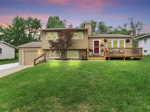 6404 N Woodland Ave, Gladstone, MO 64118