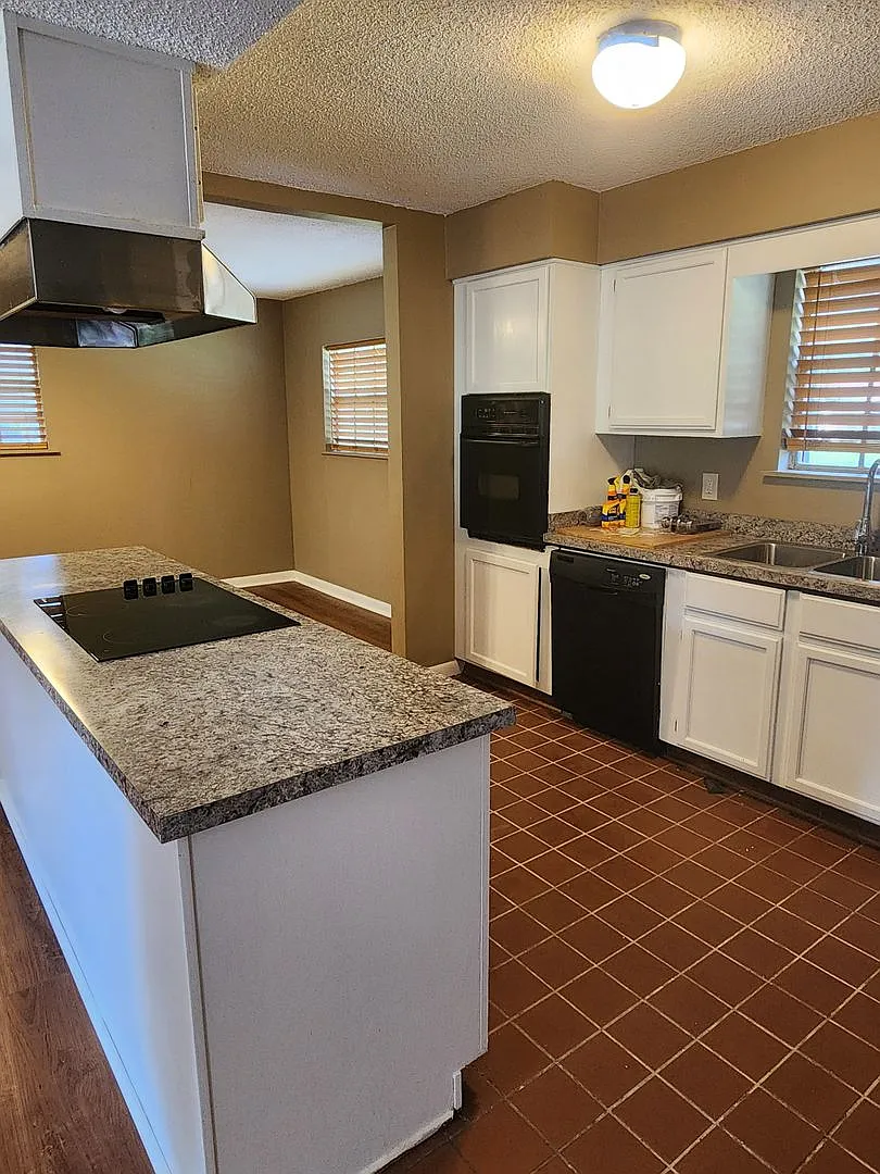 *Available Now* 3 bedroom 1.5 house with open floor plan. — Photo 2