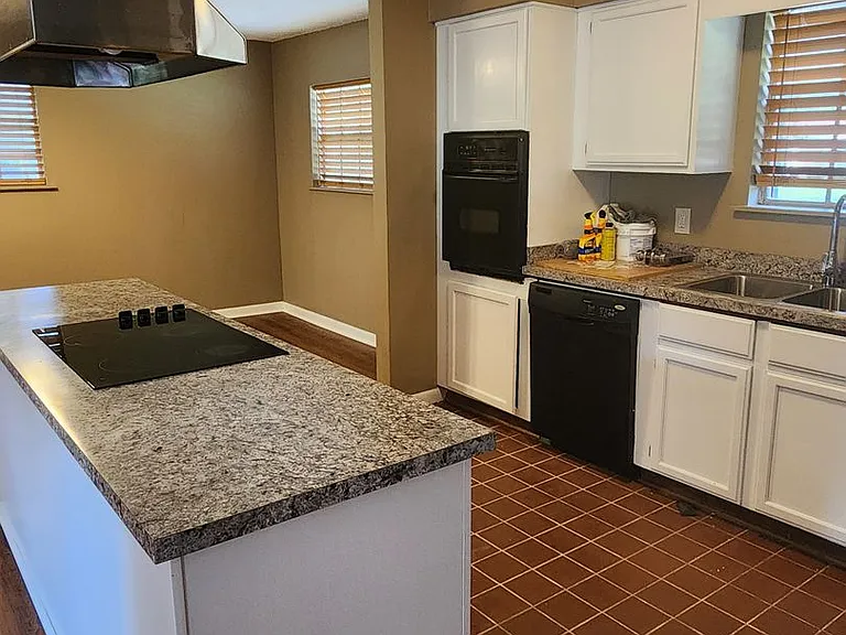 111 Holiday Dr — Photo 2