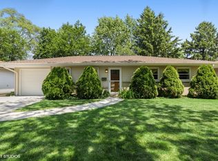 121 Wilshire Dr, Wheeling, IL 60090