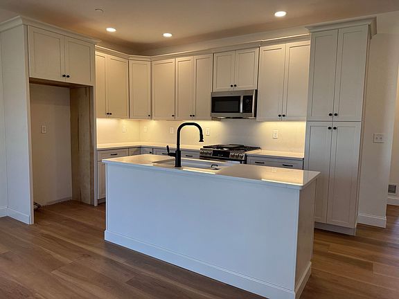 2nd image of 8C Dearborn Circle