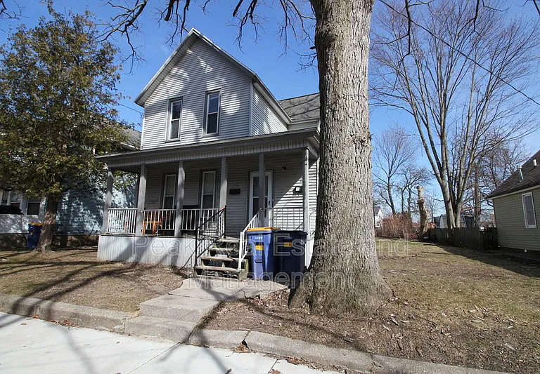 744 Oakland Ave SW — Photo 1