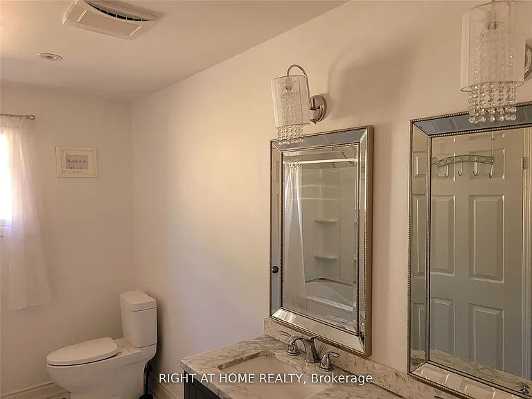1080 Glenashton Dr #UPPER — Photo 29