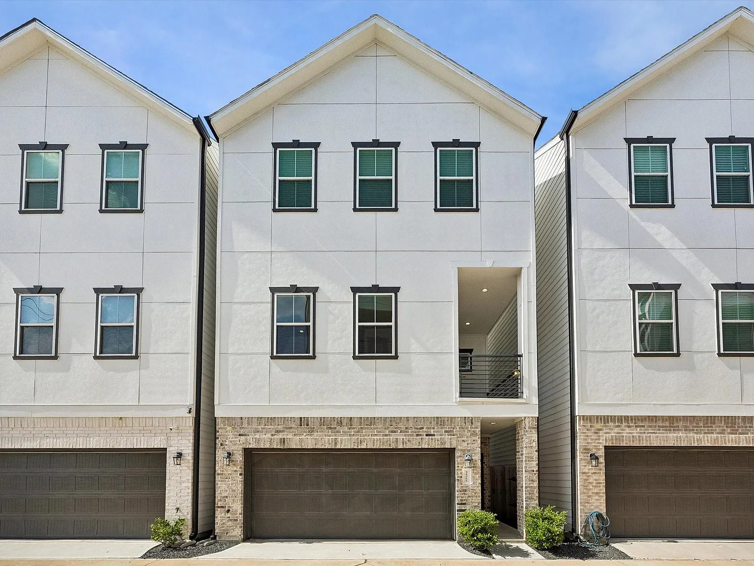 3 bed, 3.5 bath, 1814 sqft, $2,500 — Photo 1