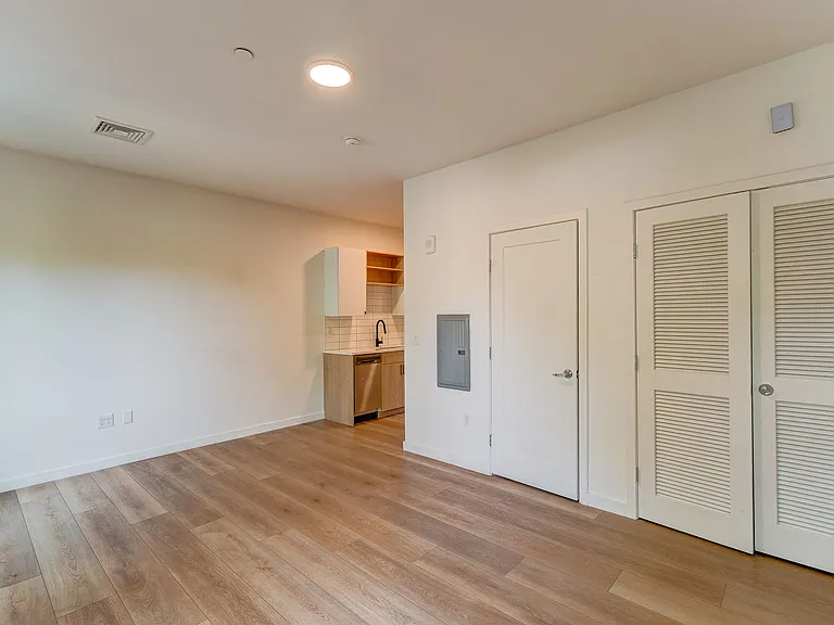 104 Howe St — Photo 33