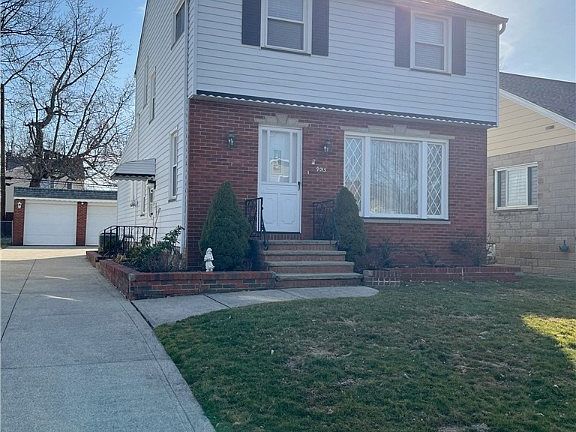 3rd image of 9015 Pinegrove Ave