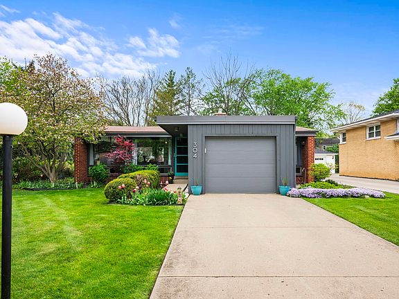 3rd image of 304 S Mount Prospect Rd