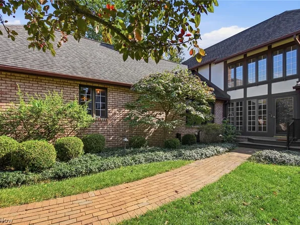 16 S Bentley Dr SE, Canton, OH 44709