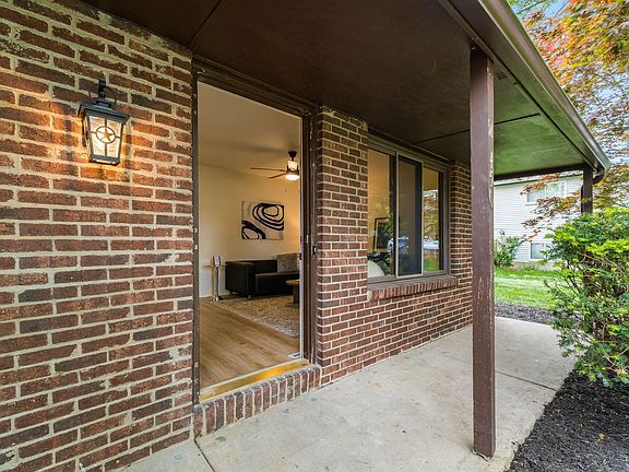 3rd image of 450 Sheryl Dr