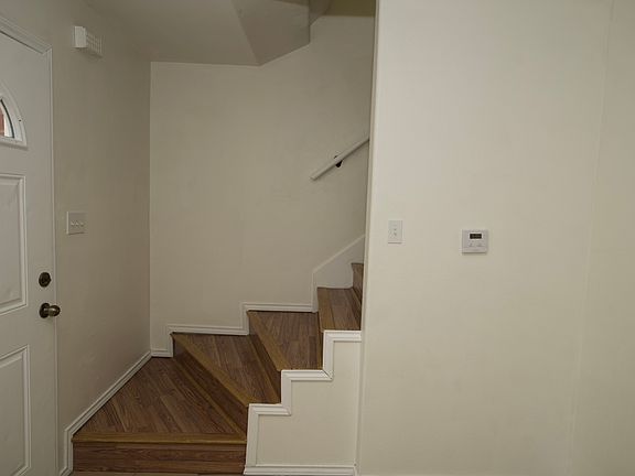4th image of 746 Sonesta Dr APT B