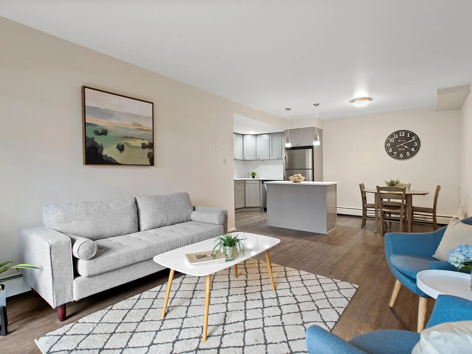 2 bed, 800 sqft, $2,300 — Photo 1