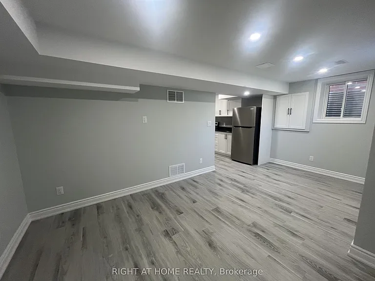 22 Amboise Cres #BASEMENT — Photo 9