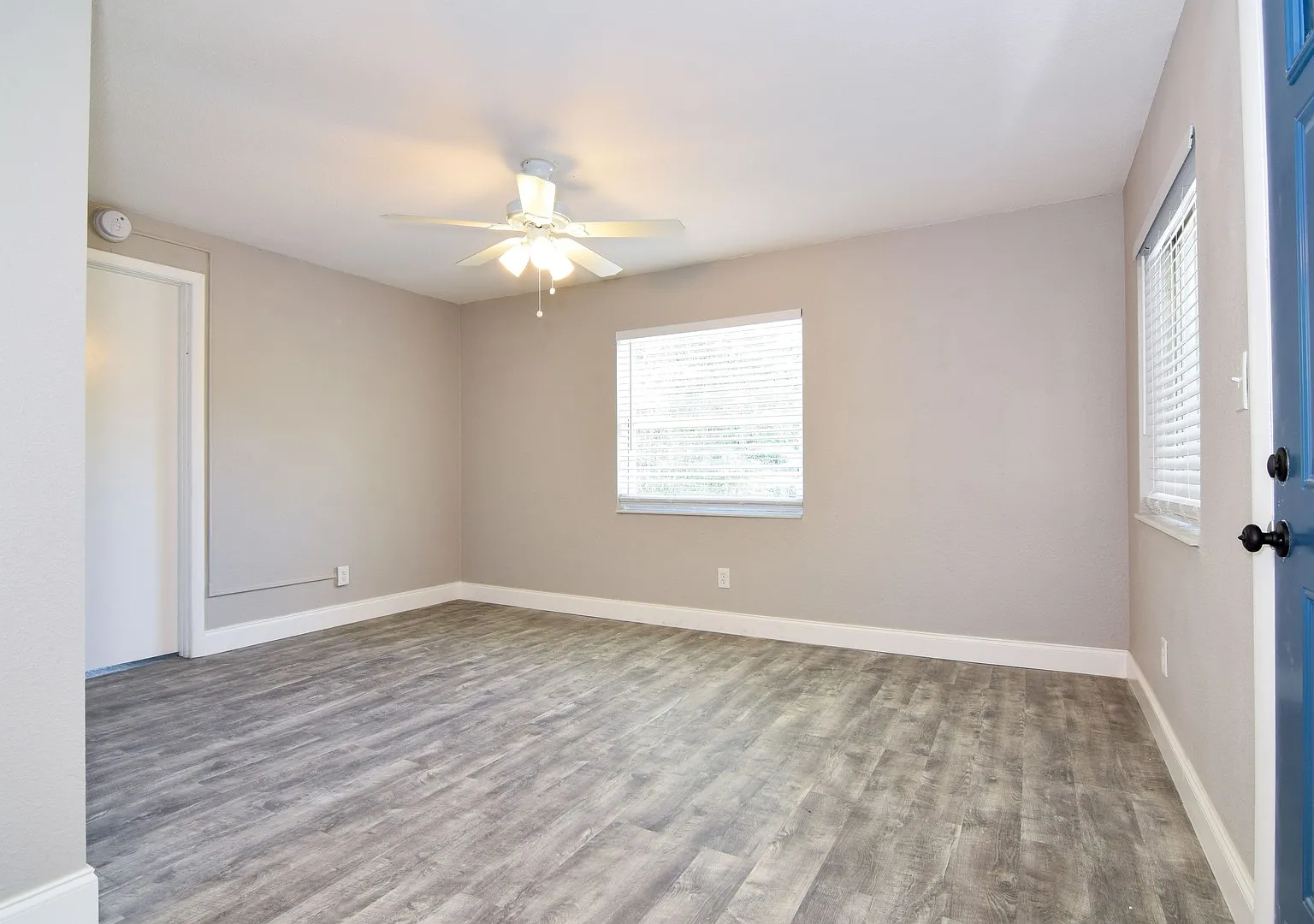 Condominium Grade Apartment in Old Northeast — Photo 3