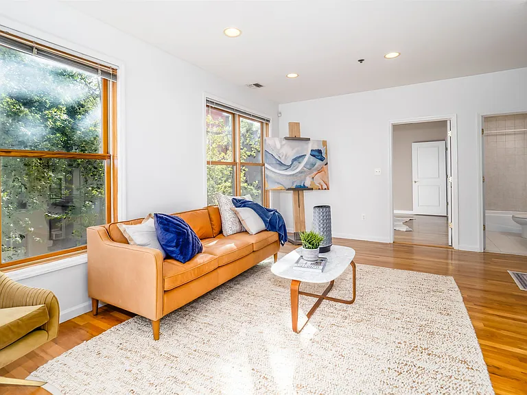 323 Jackson St — Photo 8