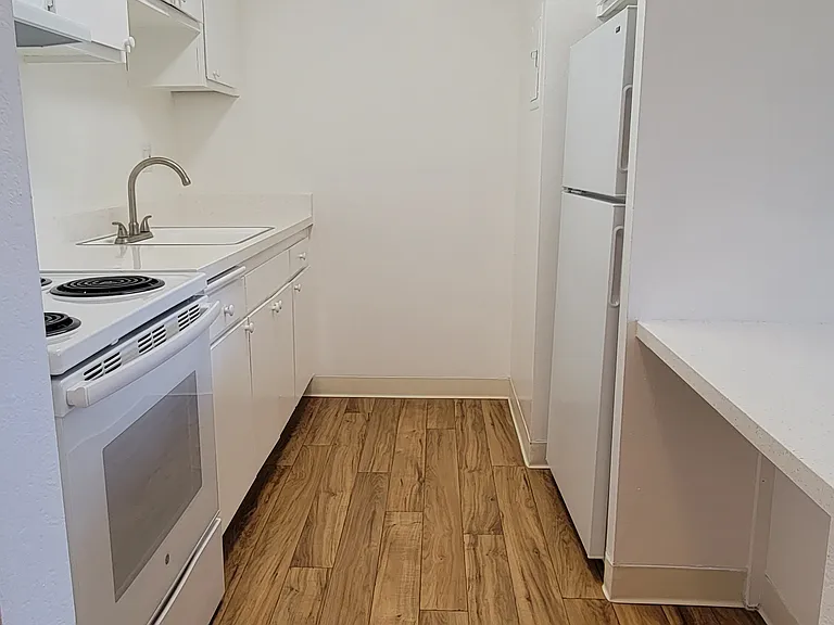 120 E Remington Dr — Photo 17