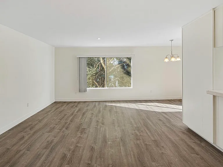 124 N Clark Dr #301 — Photo 2