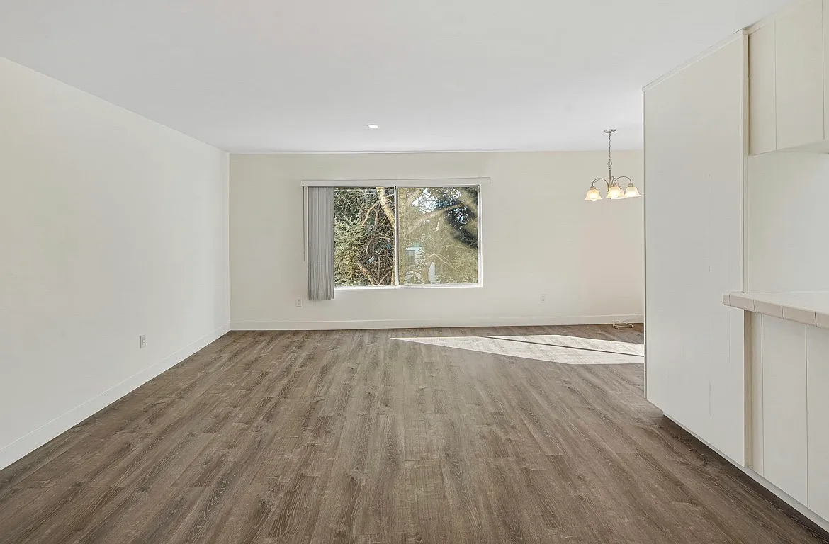 Building Photo - 124 N Clark Dr #301