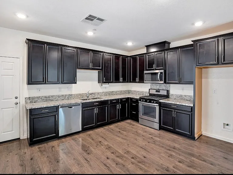 11030 International Dr — Photo 12