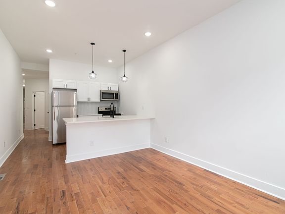 3rd image of 3035 W Diamond St #1