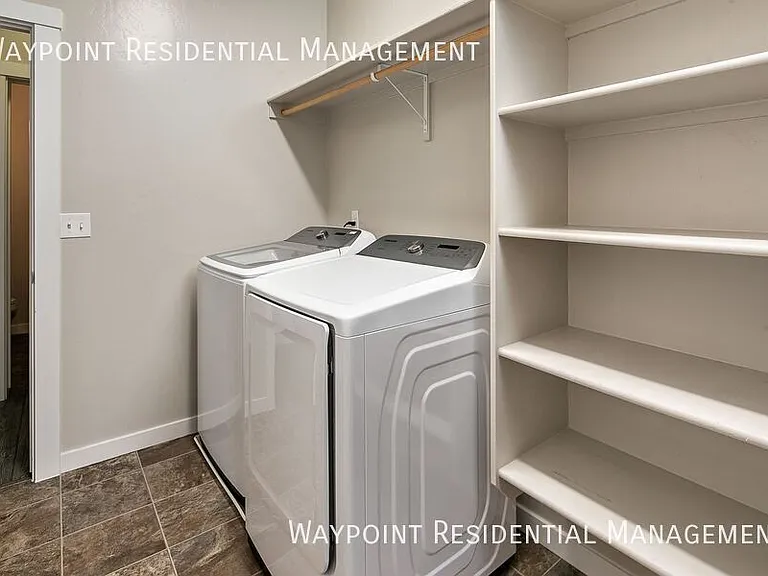 1142 W Parkstone St — Photo 21