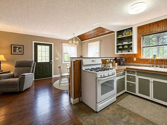 4th image of 745 Hickory Dr