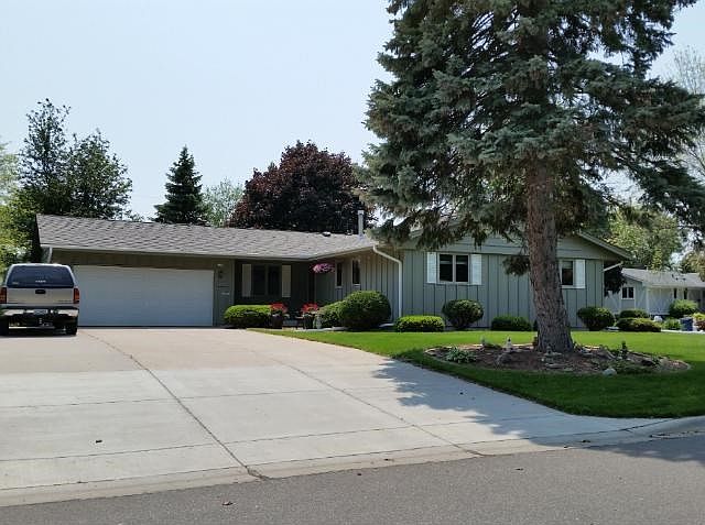 Beautiful L rambler near Golden Valley in one of New Hope's best neigborhoods
