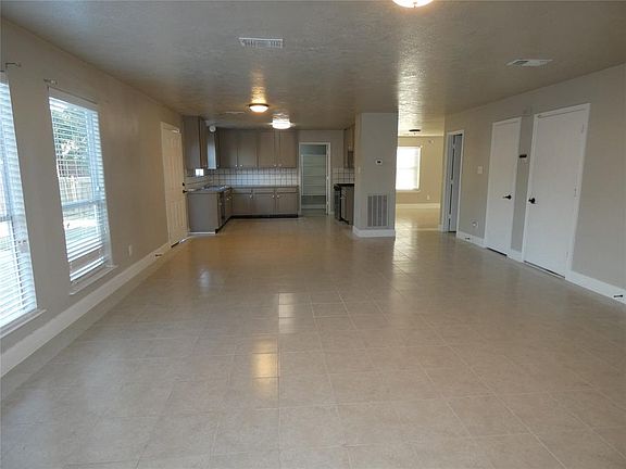4th image of 2555 Toms Brook Dr