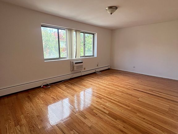 2nd image of 6250 N Kenmore Ave #410