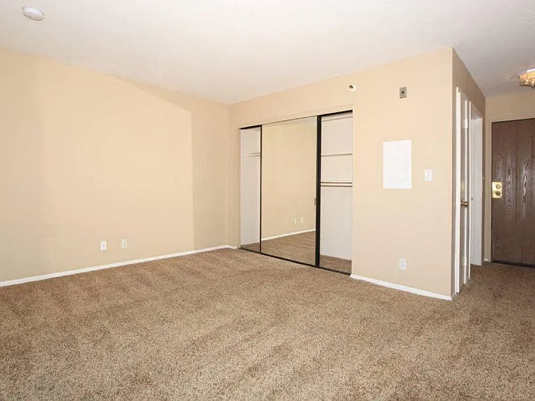 Savoy West Apartments — Photo 35
