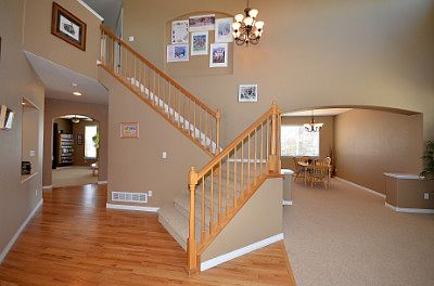 Spacious foyer enterance