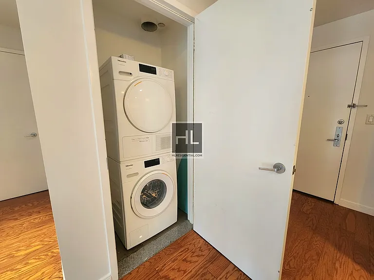 517 W 46th St #401 — Photo 5