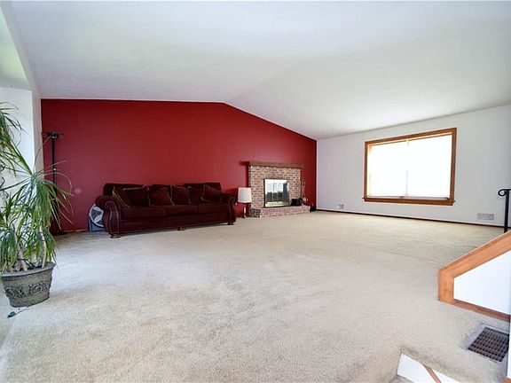 4th image of 914 Blackberry Ln