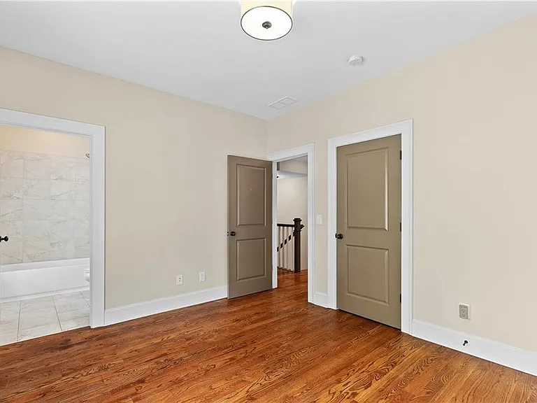 81 College St — Photo 17