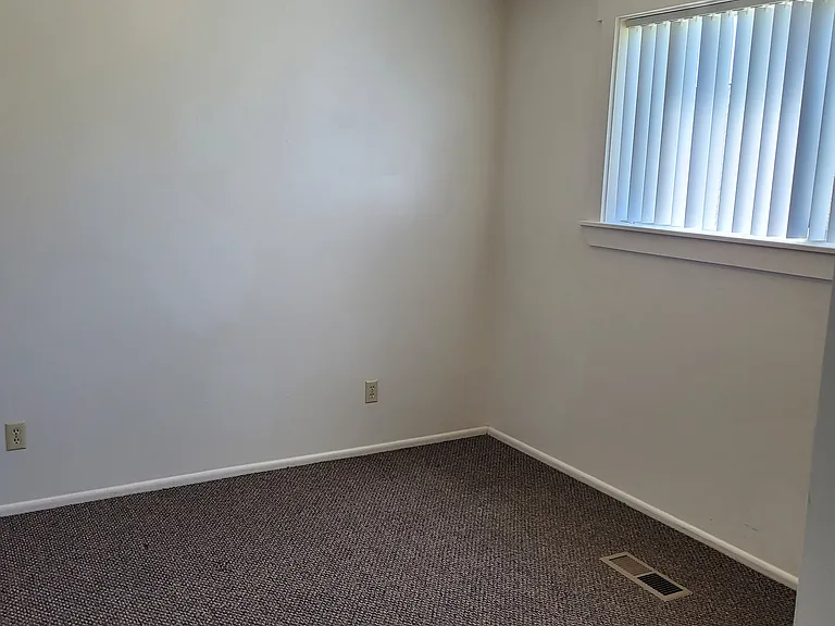 320 Ashland Dr — Photo 3