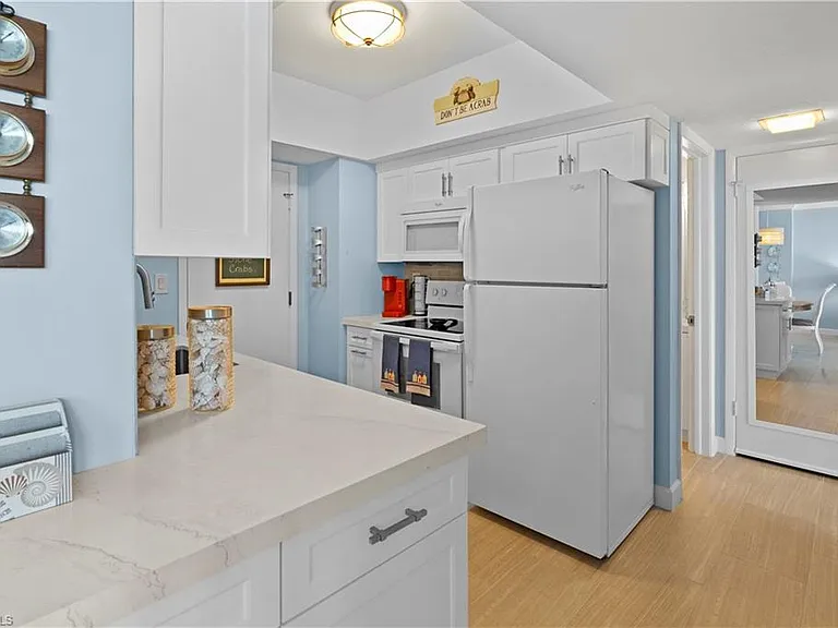 240 Seaview Ct #413 — Photo 6