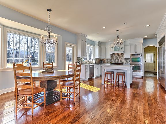 5th image of 25 Country Hollow Dr