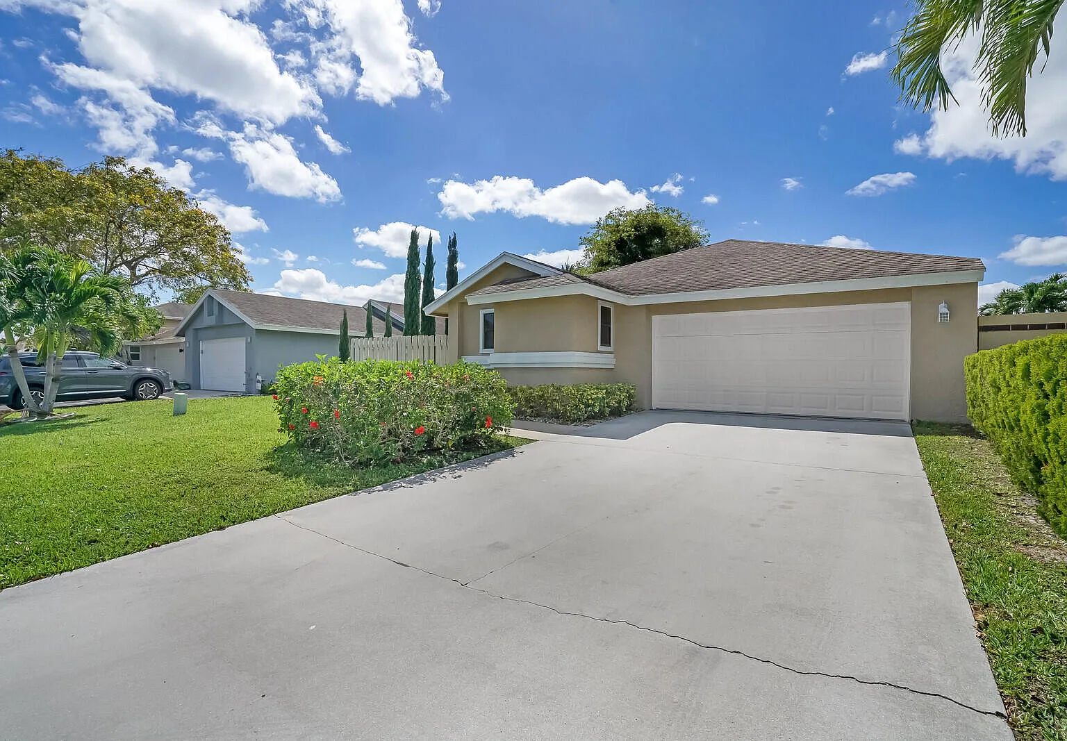 3 bed, 2.0 bath, 1603 sqft, $3,200 — Photo 2