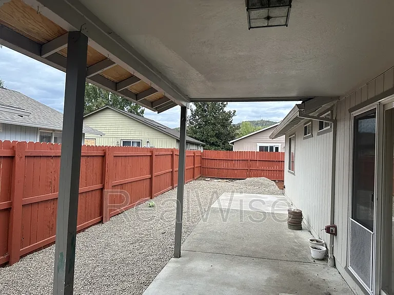 2210 SW Bridge St — Photo 27