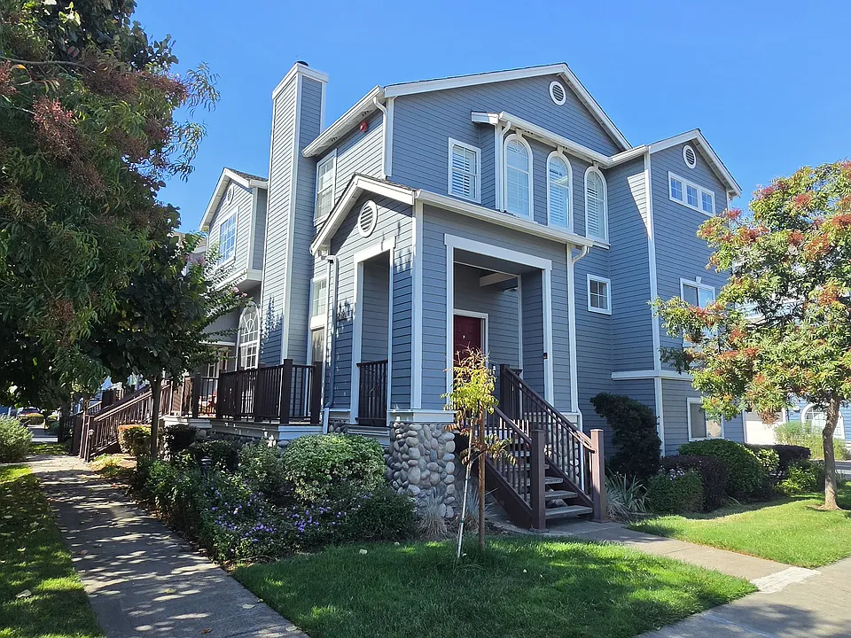202 E East St