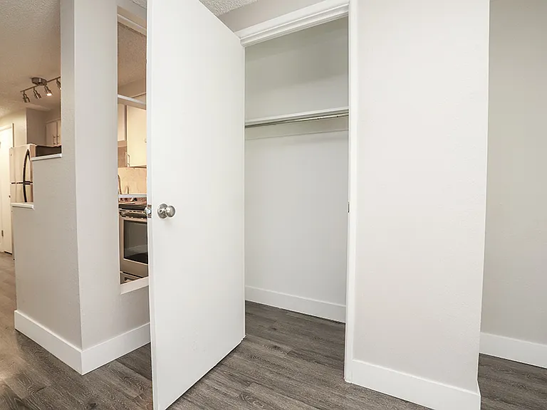 South Washington St Apts — Photo 34