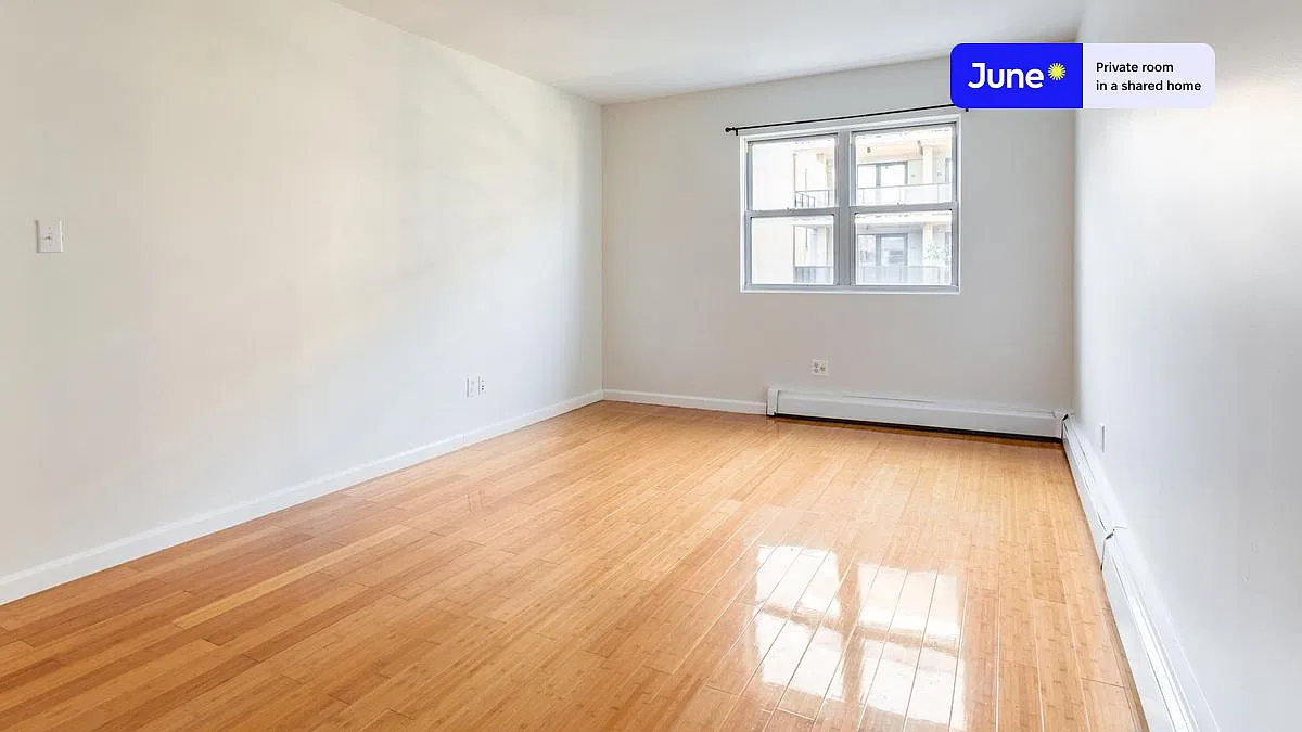 Queen bedroom in 4 bed/2 bath home in Flatbush #1648 D — Photo 3