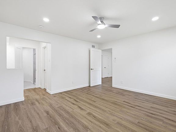 4th image of 4816 Amesbury Dr APT 128