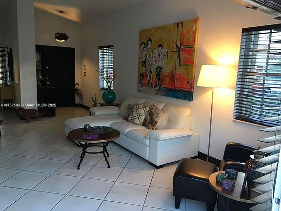 5th image of 10933 NW 69th St Unit 10933