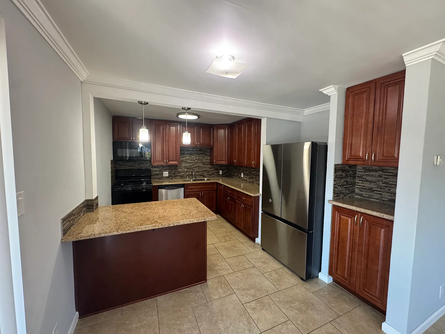 2 bed, 1000 sqft, $3,400 — Photo 2