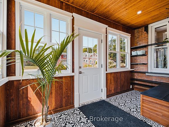 3rd image of 2027 Victoria St
