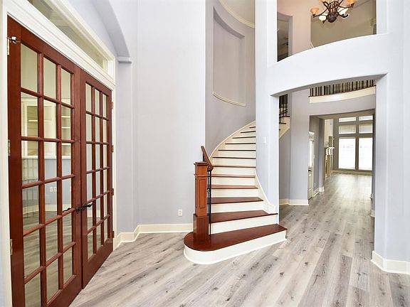 5th image of 1810 Parklake Vlg