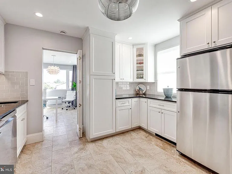 523 Ingraham St NE — Photo 3