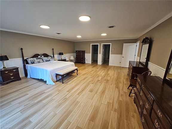 3rd image of 143 James St