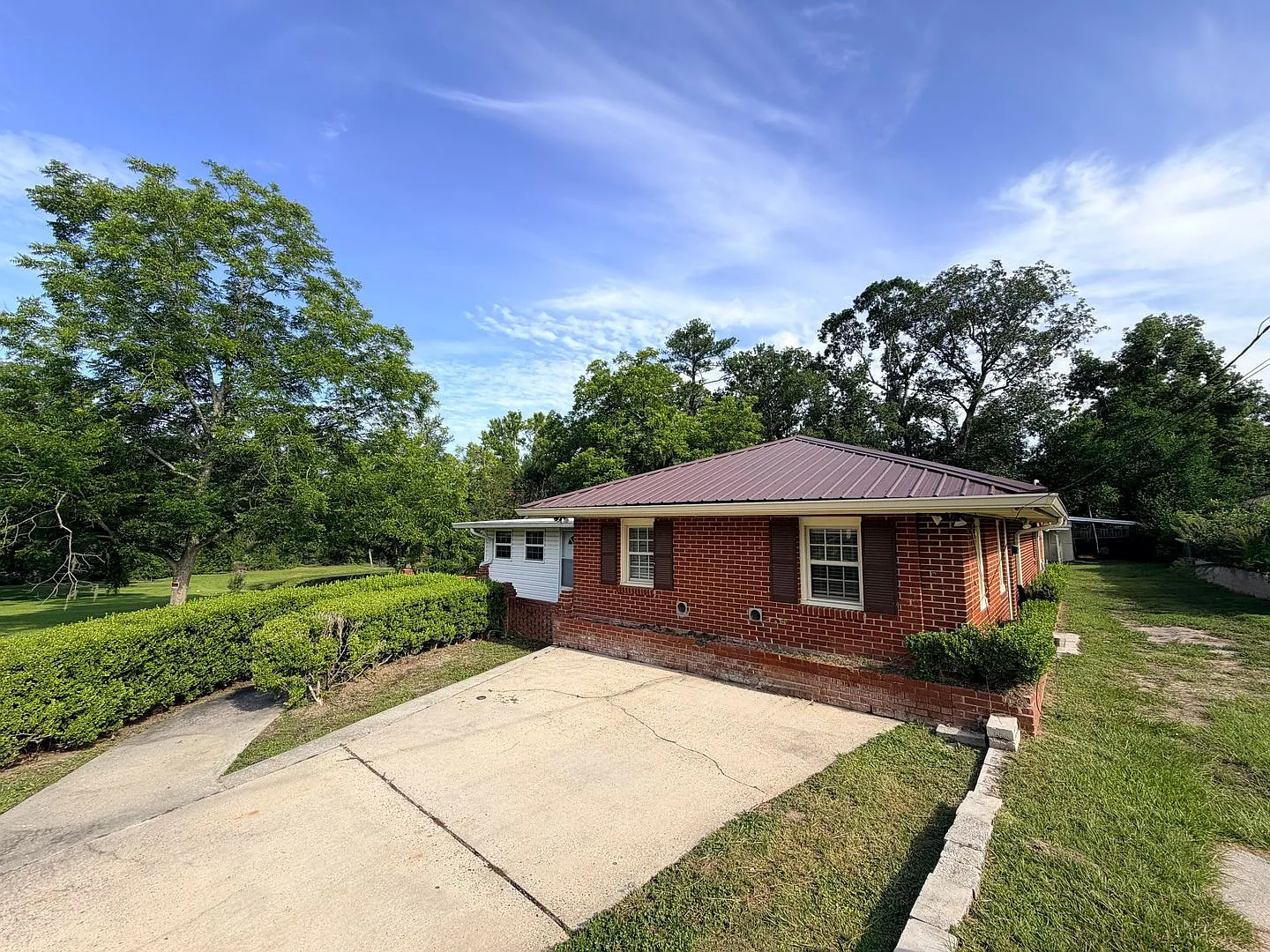 Spacious 4BR Family Home Bath Home in Valdosta — Photo 2